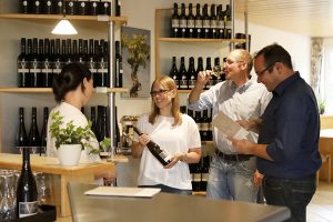 Regale mit Wein in der Vinothek